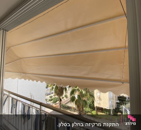 מרפסת עם סוכך בד בצבע בז